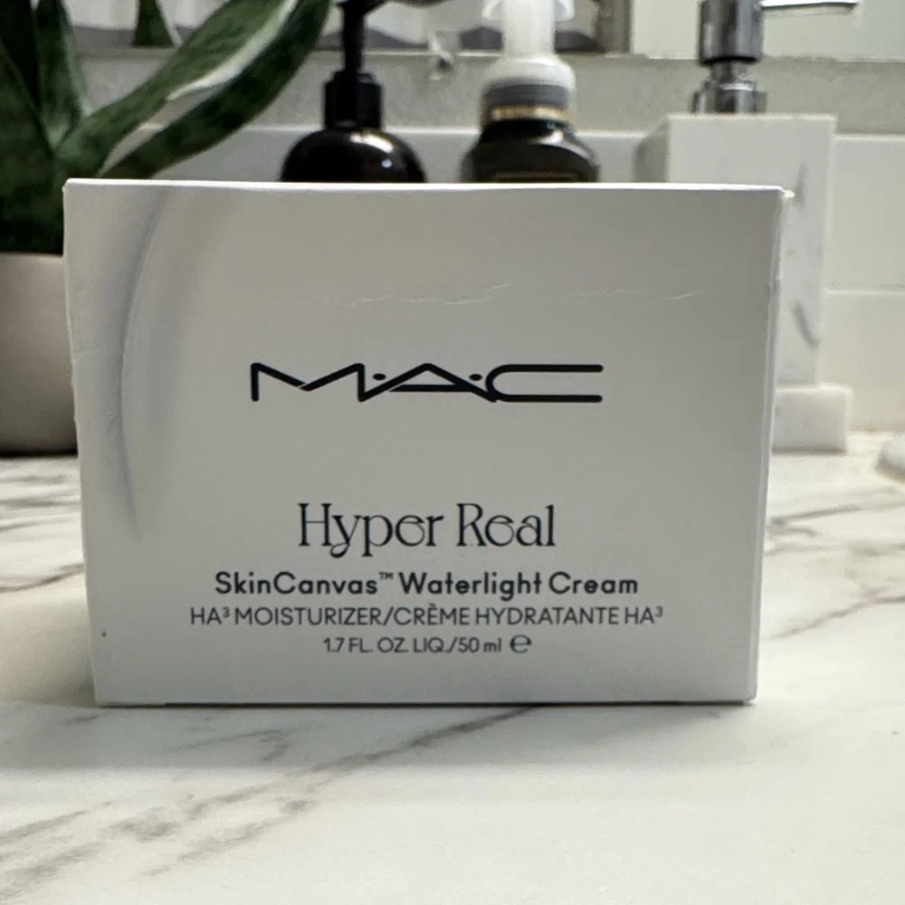 NWT MAC Hyper Real Skincanvas™ Waterlight Cream HA3 Moisturizer 1.7oz/50ml - Picture 2 of 5